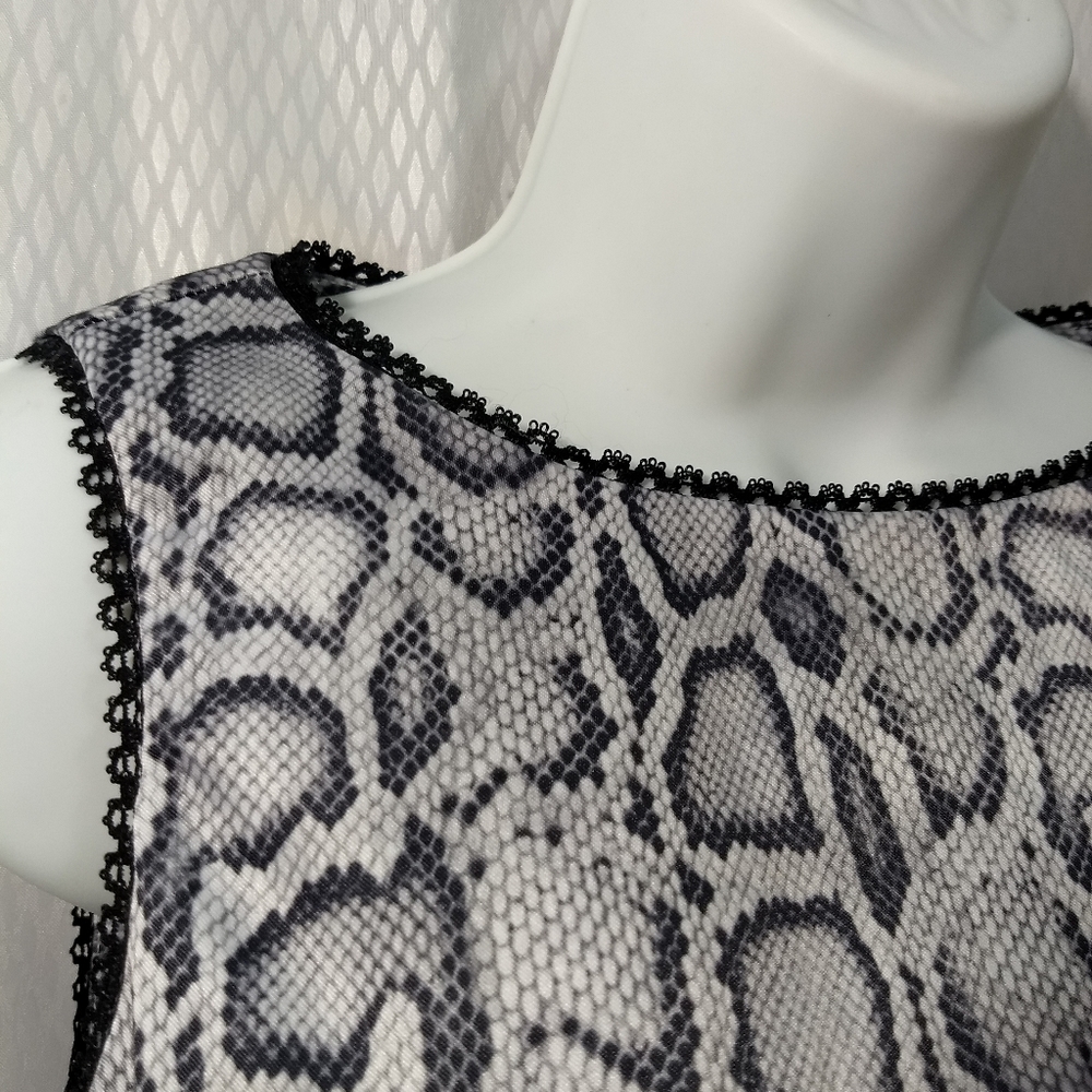 CDC Petites Sleeveless Sheath Dress, Grey/Black Reptile Print with Lace, Size 6 - Picture 4 of 10